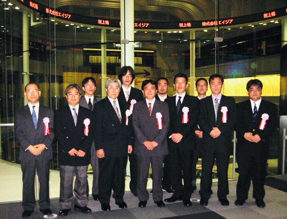 株式会社エイジアの東証マザーズ上場の日に、東京証券取引所で撮った集合写真
