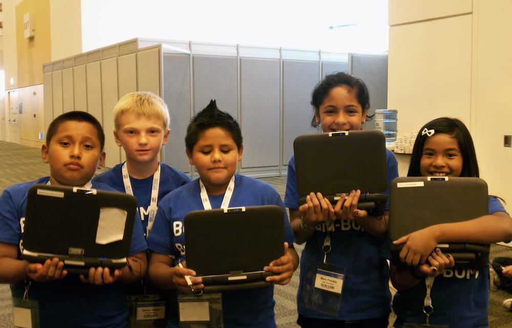 Elementary Students using Classmates PC IMAG0239