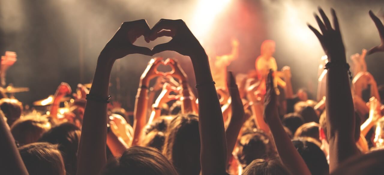 ロックバンドのライブの様子の画像