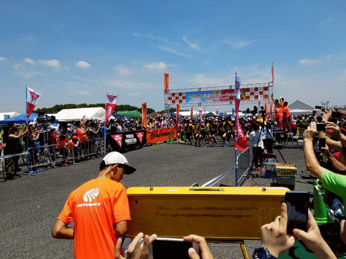 オートバックス presents 第22回 ランナーズ 24時間リレーマラソン in 舞洲のスタートの様子のGIFアニメーション画像