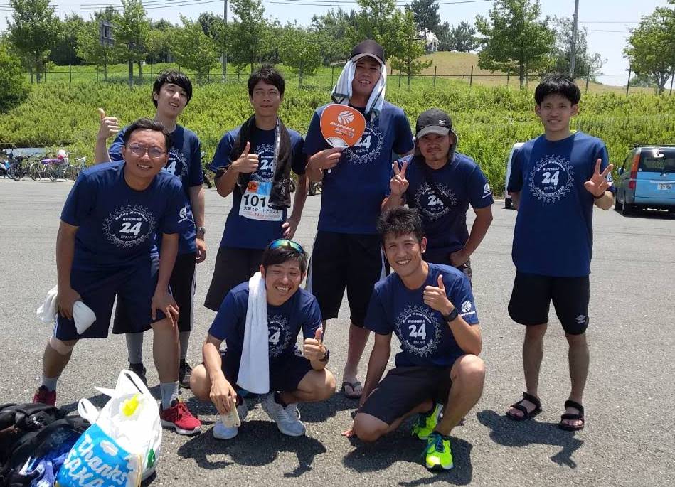 オートバックス presents 第22回 ランナーズ 24時間リレーマラソン in 舞洲のゴール後のチームの写真