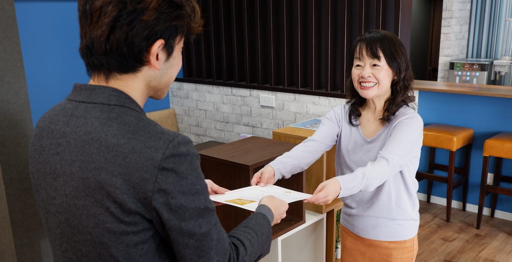 ShareWisアワード2018 ShareWis大賞を受賞された山口 智子様が株式会社シェアウィズの高橋淳から賞状を受け取る様子の写真