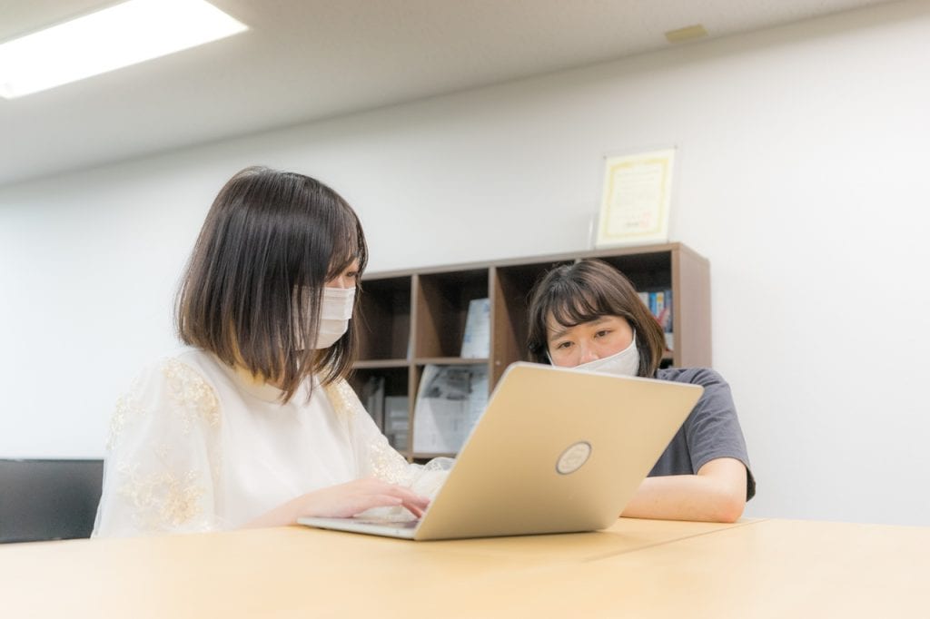 株式会社シェアウィズの執務スペースのリラックスエリアにあるスタンディングエリアの写真