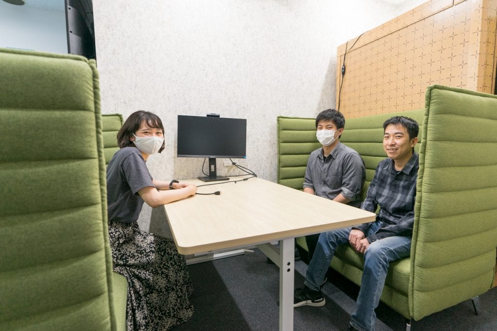 株式会社シェアウィズの執務スペースのリラックスエリアにあるソファーエリアの写真
