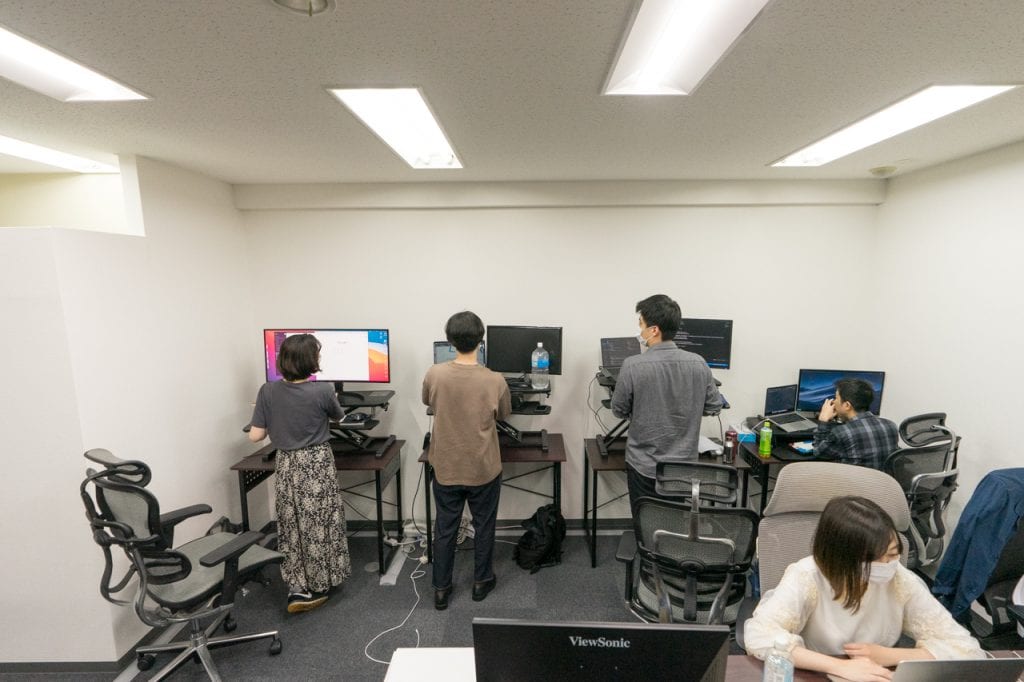 株式会社シェアウィズのスタンディングデスクが並んでいる執務スペース集中エリアの写真