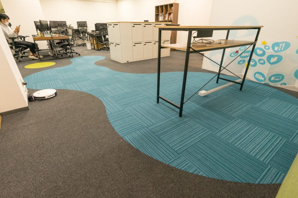 株式会社シェアウィズ大阪本社の床のカーペットのロゴマークの写真