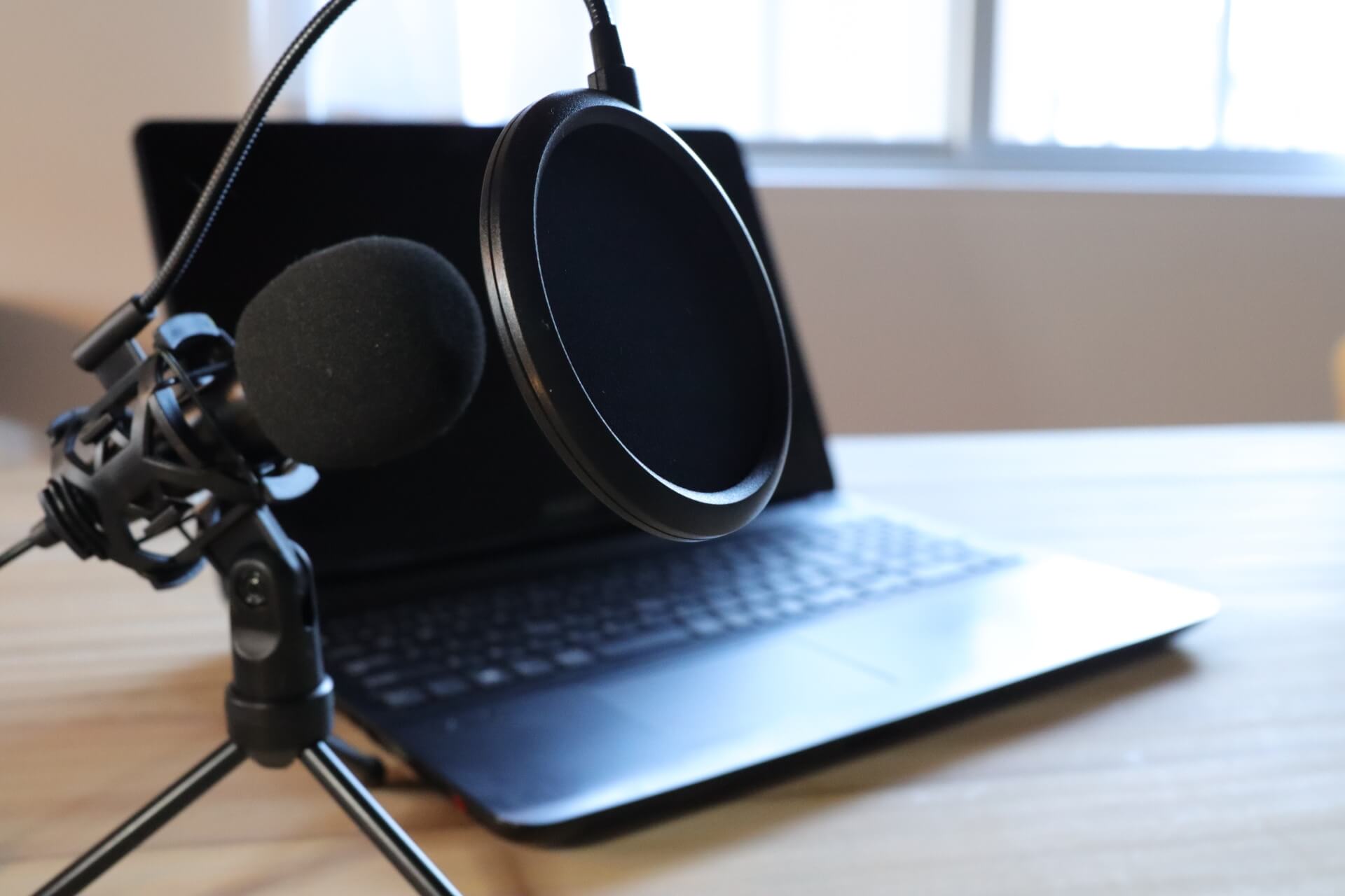 パソコンで音声を録音するときの機材の写真