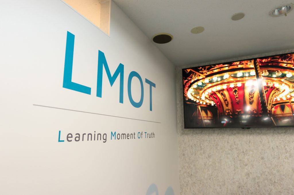 株式会社シェアウィズの大阪本社の壁にあるLMOTの文字の写真